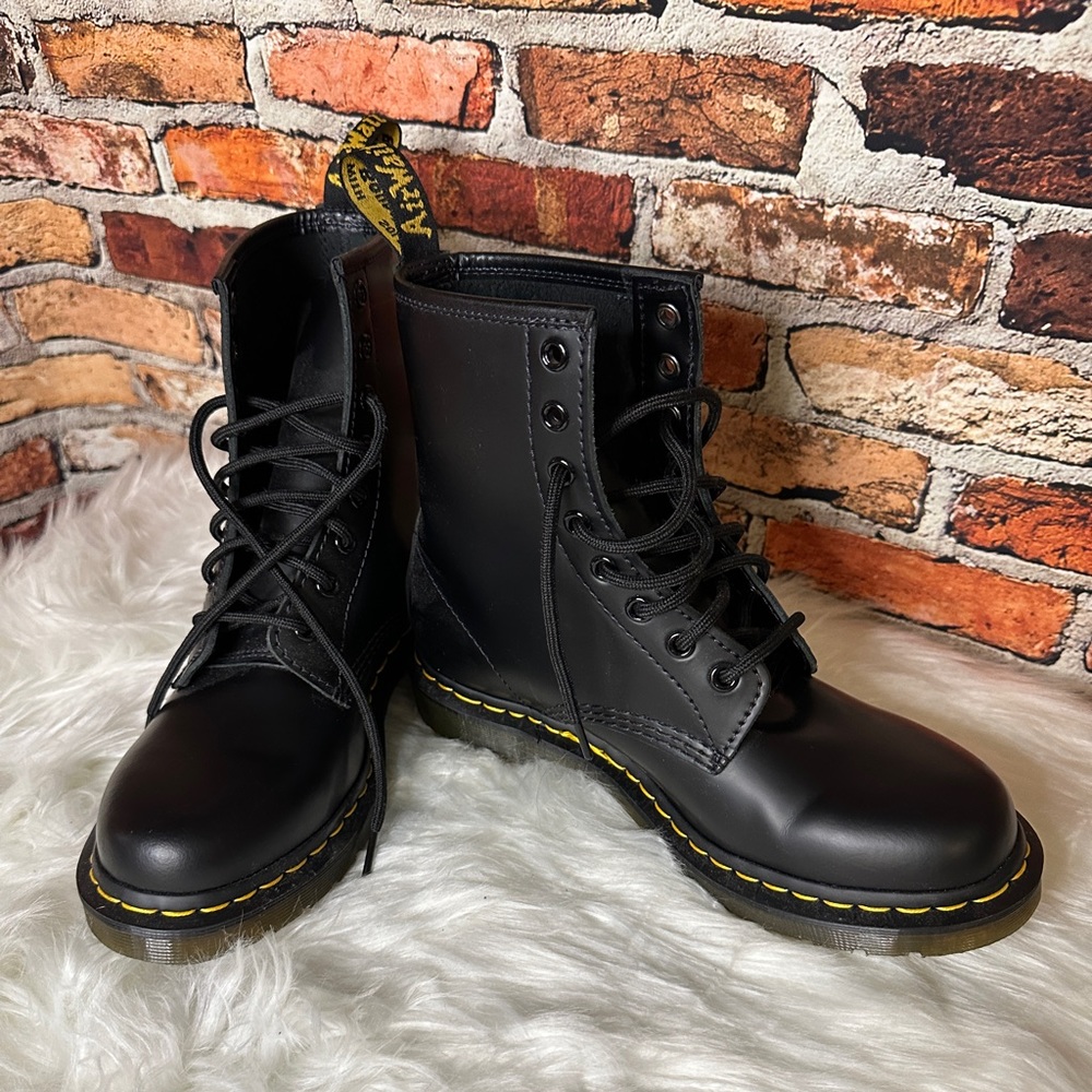 New Dr. Martens 1460 WOMEN'S SMOOTH LEATHER LACE UP BOOTS Sz 8